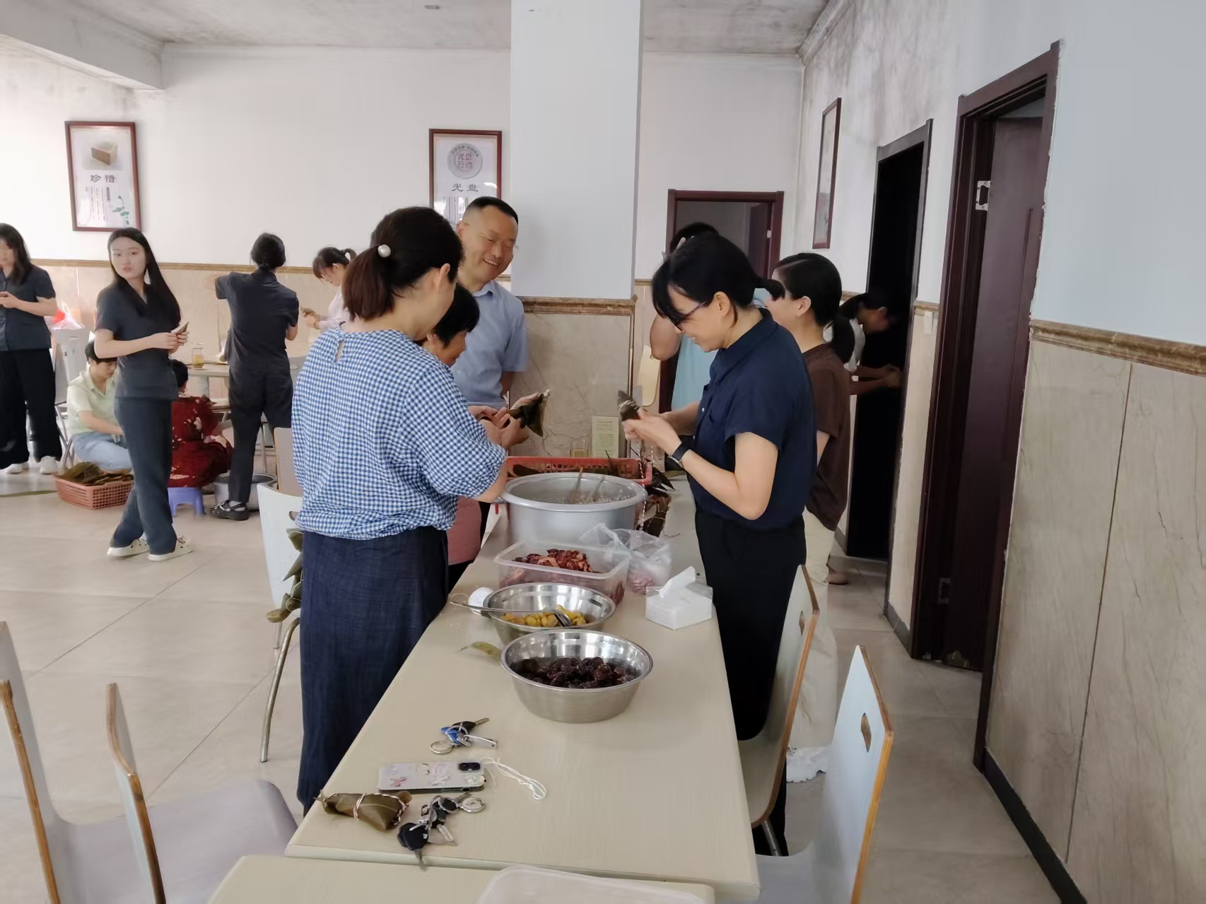 “粽香润法苑 清风迎端午”——石台县法院工会开展端午包粽子主题活动