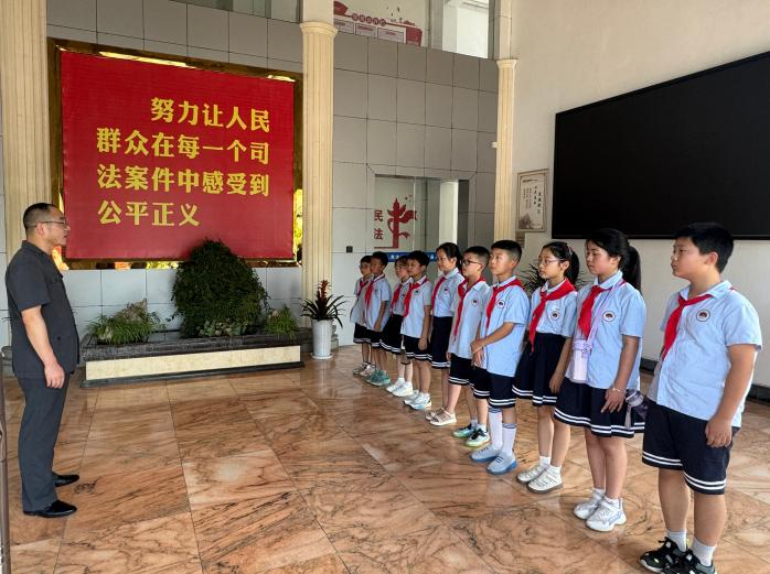 与法同行  守护成长