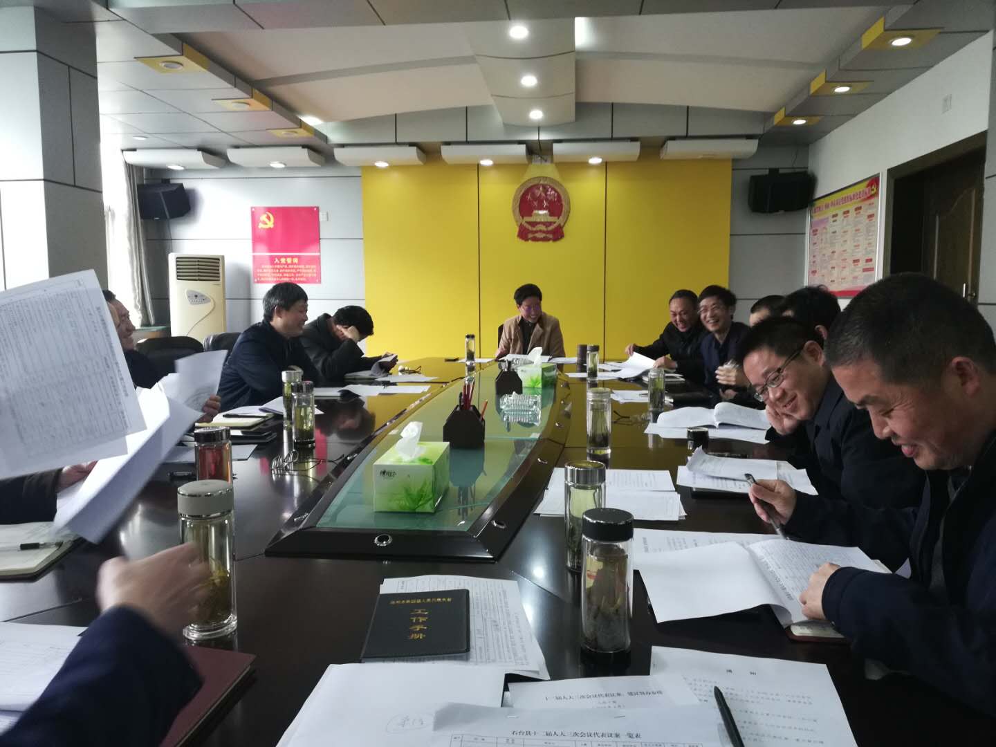 县人大常委会召开第二十九次主任会议