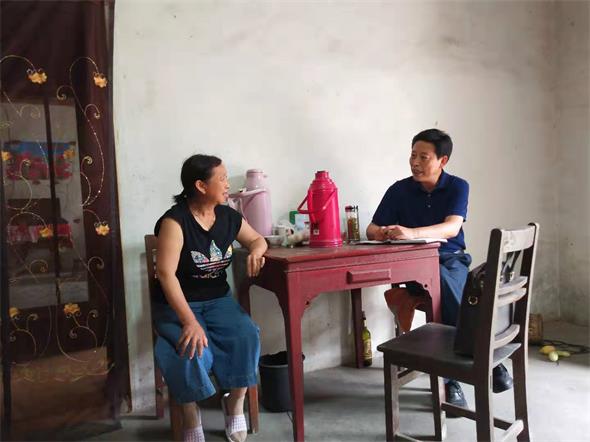 20190711145331_99559.jpg 在贫困户汪道忠户走访.jpg