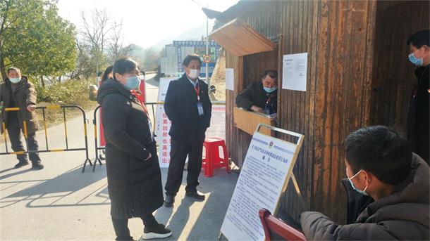 乡人大代表、矶滩村党支部书记操龙胜在八村检查点查看防控疫情情况.jpg