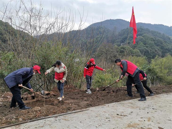 矶滩乡人大代表积极参与志愿植树活动