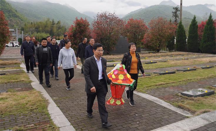 县人大常委会机关组织党员赴县烈士陵园开展清明祭扫活动