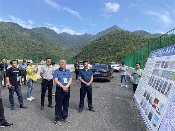 县人大常委会集中视察全县重点项目建设情况